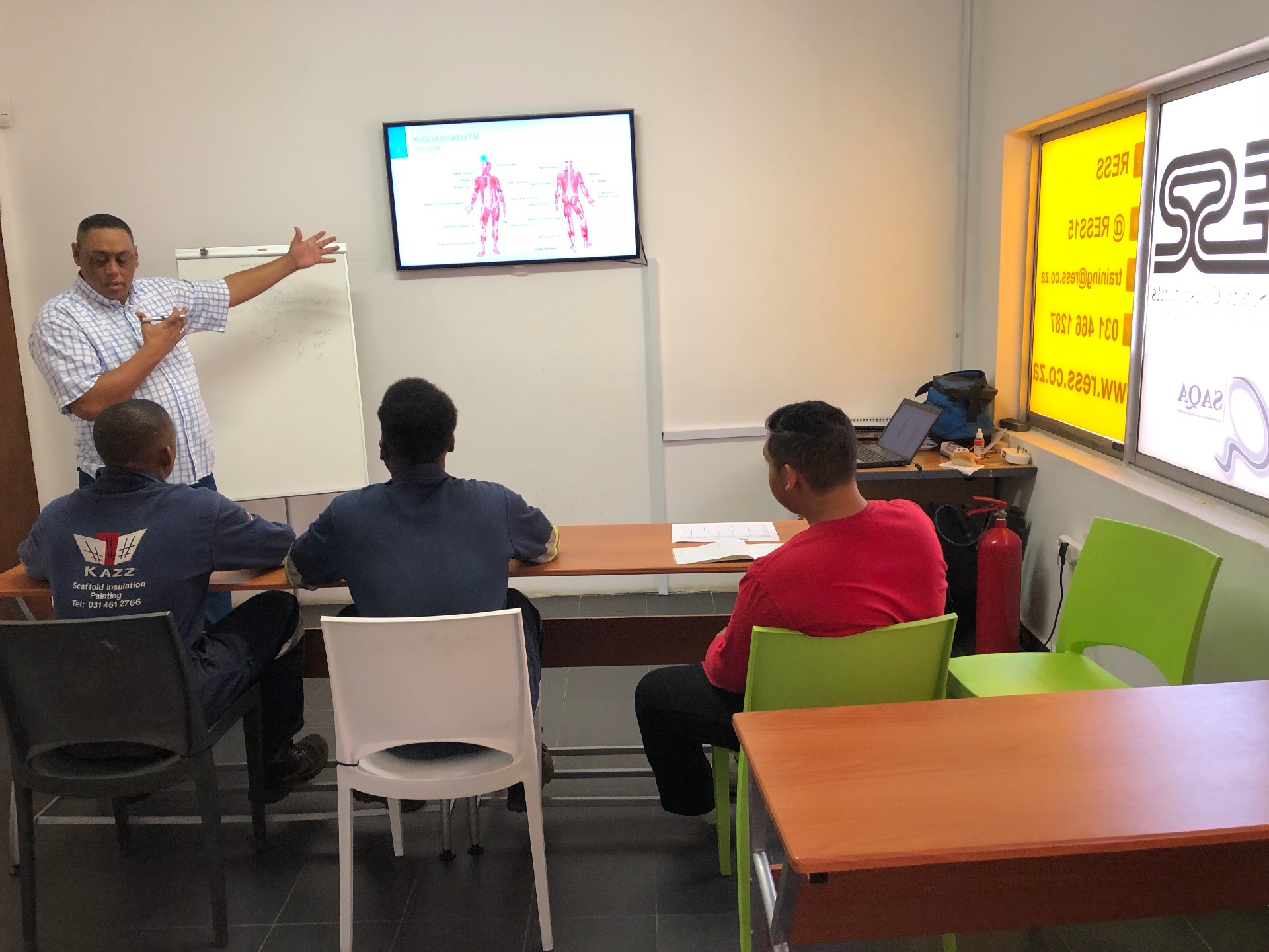 RESS facilitator presenting an ergonomics module in the classroom